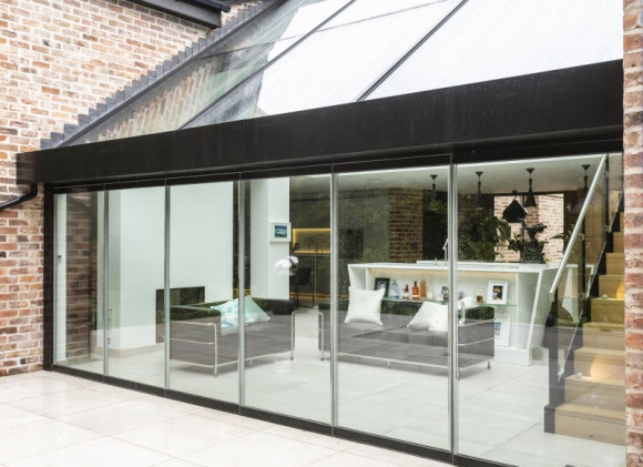 Komfortowo przez cały rok z szybami Pilkington Suncool™ Dom, LIFESTYLE - Niektóre produkty zmieniamy co sezon – ubrania, buty służą nam w odpowiednich porach roku. Inne, które pozostają z nami na lata, mogą wpływać na poczucie komfortu w naszych domach, nasze zdrowie i wysokość opłacanych przez nas rachunków.