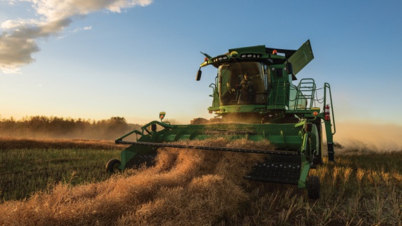John Deere szykuje nowości w kombajnach Rolnictwo, BIZNES - John Deere ogłosił szereg aktualizacji dotyczących kombajnów na sezon 2020 ze szczególnym uwzględnieniem zwiększonej wydajności, automatyzacji i łatwiejszej obsługi. Nowe maszyny można zamawiać wraz z początkiem sierpnia br.