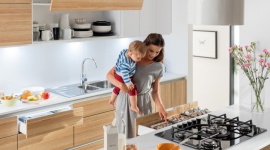 Lato, lato wszędzie. Także w kuchni Dom, LIFESTYLE - Owoców jest bez liku, a warzywa są najsmaczniejsze właśnie o tej porze roku. Przygotujmy z nich coś pysznego, a przy okazji pomyślmy o przetworach na zimę. Przyda się więc kuchenna spiżarnia!