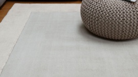 Elegancja i minimalizm w nowoczesnej odsłonie – dywan Ascot Silver Dom, LIFESTYLE - Szary kolor kojarzy się zwykle z równowagą, spokojem i wycieszeniem. Z myślą o tych, którzy chcą uzyskać taki efekt w swoim mieszkaniu firma ARTE wprowadziła do oferty ręcznie tkany dywan Ascot Silver.