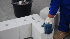 Ciche i wytrzymałe ściany działowe z silikatów Dom, LIFESTYLE - Pożądane właściwości ścian działowych to przede wszystkim wysoka izolacyjność akustyczna, duża wytrzymałość i gładka, łatwa do wykończenia powierzchnia.