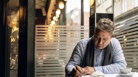 Kluczowa jest funkcjonalność – design rodem z Aarhus Dom, LIFESTYLE - Duński architekt i projektant mebli wierny tradycjom rodzimego wzornictwa. Przyświecają mu idee ergonomii i dobrego rzemiosła. W tym roku jubileusz obchodzi jego pierwszy projekt dla BoConcept – kultowa już sofa Indivia, którą nazywa „swoim dzieckiem”.