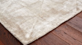 Miękkość przy każdym kroku – dywan Pyramid Silver z oferty firmy ARTE Dom, LIFESTYLE - Efektowny, elegancki, niebanalny – te trzy słowa idealnie odzwierciedlają dywan Pyramid Silver dostępny w ofercie firmy ARTE. Jego ciekawy, geometryczny wzór w postaci połyskujących trójkątów wizualnie powiększy przestrzeń.