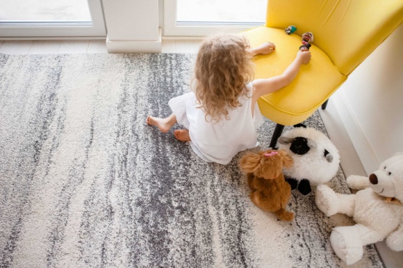 Dywan w domu alergika? To możliwe! Dom, LIFESTYLE - Życie alergika nie należy do najłatwiejszych. Wszędzie – nawet we własnym mieszkaniu – może natknąć się na kurz, roztocza, pyłki czy inne alergeny powodujące nieprzyjemne reakcje organizmu, takie jak kichanie, kaszel, łzawienie oczu czy duszności.