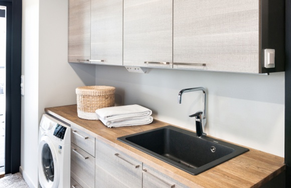 Pralka w kuchni? Dlaczego nie! Dom, LIFESTYLE - W polskich kuchniach zmywarki to już codzienność. Wciąż rzadko jednak, w tym pomieszczeniu spotkać można pralkę. Okazuje się, że takie rozwiązanie pozwoli nam nie tylko stworzyć funkcjonalną przestrzeń kuchenną, ale także podnieść komfort korzystania z łazienki.