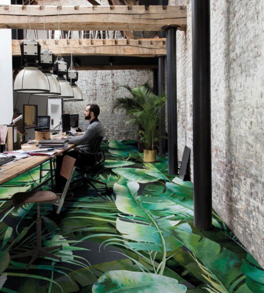 Jak stworzyć własną tapetę i wykładzinę? Dom, LIFESTYLE - Jeszcze kilka lat temu biurowe i hotelowe ściany malowano farbą, a podłogi pokrywano mało wyróżniającą się, neutralną wykładziną. Dziś w tych samych miejscach pojawiają się tapety i wykładziny w fantastyczne, powstające na zamówienie wzory.