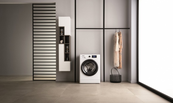 Nowa pralka Whirlpool FreshCare+ Dom, LIFESTYLE - Jaki jest sekret idealnie świeżego prania? Czas! Dlatego właśnie wiele osób robi pranie tylko wtedy, gdy znajduje się w domu, ponieważ ubrania na długo pozostawione w pralce mogą zyskać nieświeży, stęchły zapach.