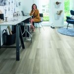 Panele w dekorze dębu – sposób na elegancką podłogę w praktycznym wydaniu