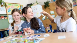 Tesco Polska w swojej akcji uczy niemarnowania żywości! BIZNES, Ochrona środowiska - Już po raz 4. ruszył skierowany do dzieci ogólnopolski program „Od uprawy do potrawy” realizowany przez Tesco Polska. Tegoroczna edycja zmienia formułę i skupia się przede wszystkim na problemie marnowania żywności, szczególnie w kontekście postępujących zmian klimatu.