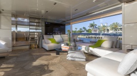 Spokój pośród fal. Projekt luksusowego jachtu Dom, LIFESTYLE - Wnętrze jachtu San Lorenzo 102 zostało zaprojektowane przez archtektów z Marty Lowe. Natomiast okoliczności, w jakich można je podziwiać to już zasługa natury.