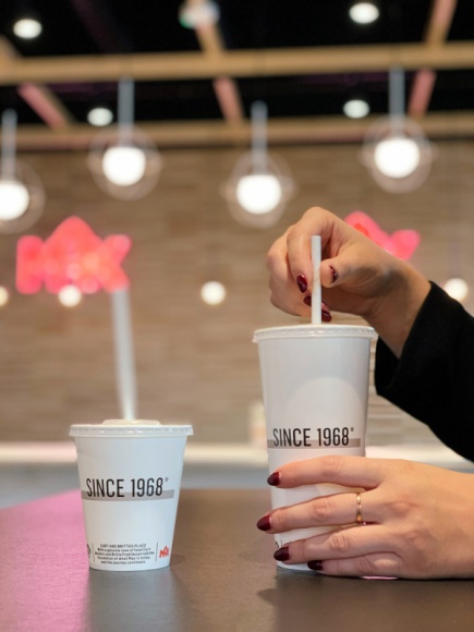 Max Premium Burgers zmniejsza zużycie plastiku w restauracjach BIZNES, Ochrona środowiska - Szwedzka sieć restauracji wprowadza papierowe słomki we wszystkich restauracjach w Polsce. Wkrótce do swoich zamówień konsumenci otrzymają także drewniane mieszadełka.