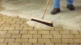 Ułóż samodzielnie nawierzchnię Dom, LIFESTYLE - Kostki i płyty betonowe to bezsprzecznie najczęściej używane materiały do budowy alejek, podjazdów czy tarasów, ze względu na ich trwałość, estetykę i wzornictwo. Czy nawierzchnię z nich zrobioną może wykonać każdy?
