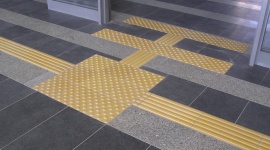 Systemy dotykowe, czyli przestrzeń publiczna bezpieczna dla wszystkich Dom, LIFESTYLE - Poruszając się po mieście nie zwracamy uwagi na to po czym chodzimy. A to, jaka nawierzchnia została zastosowana w danym miejscu ma ogromny wpływ na nasz komfort i bezpieczeństwo.