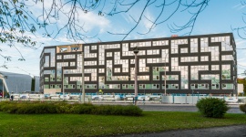 Kolejne mikroapartamenty we Wrocławiu prawie gotowe Dom, LIFESTYLE - Kończy się budowa nowego Startera przy ul. Dyrekcyjnej. Demontowane rusztowania odsłaniają bardzo ciekawą elewację. Przypomina grę Tetris i można ją porównać do układu scalonego, który przez zabawę w rozplanowaniu okien, zaciera granicę pomiędzy piętrami.