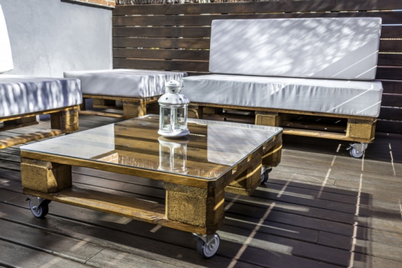 Last minute: sofa ogrodowa DIY Dom, LIFESTYLE - Wygodne siedzisko, ciepły koc i rozgrzewająca herbata wprowadzą romantyczny klimat jesienną porą. Niech zbliżający się koniec sezonu nie oznacza wstrzymania prac DIY w naszym ogrodzie. Oto jak samodzielnie wykonać wygodną, drewnianą sofę.