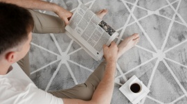 Dywan Agnella Riviera Marsylia Popiel z oferty firmy ARTE Dom, LIFESTYLE - Są takie dywany, które idealnie wpiszą się w niemal każdą przestrzeń. Utrzymane w stonowanej, modnej kolorystyce i pozbawione intensywnych wzorów nadają pomieszczeniom charakteru, jednocześnie nie ich przytłaczając. Są miłe w dotyku, ponadczasowe i zawsze prezentują się świetnie.