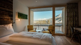 Skandynawski azyl w... Austrii Dom, LIFESTYLE - Przytulne, minimalistyczne wnętrza z zachwycającym widokiem na góry, profesjonalne trasy narciarskie oraz bliskość natury stanowią doskonały sposób na zimowy wypoczynek. Klimatyczny, czterogwiazdkowy hotel Sonnenburg w austriackim Riezlern