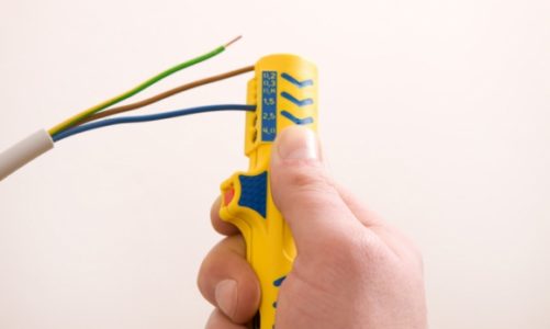 Jak prawidłowo ściągnąć izolację z kabla