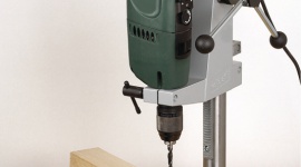 Dlaczego i w jaki sposób warto wybrać stojak do wiertarki Dom, LIFESTYLE - Precyzja pracy, większy zakres zadań możliwych do wykonania, bezpieczeństwo narzędzi i użytkownika – takie korzyści (i kilka innych) zapewnia użycie statywu do wiercenia. Na jakie jego parametry trzeba zwrócić uwagę?