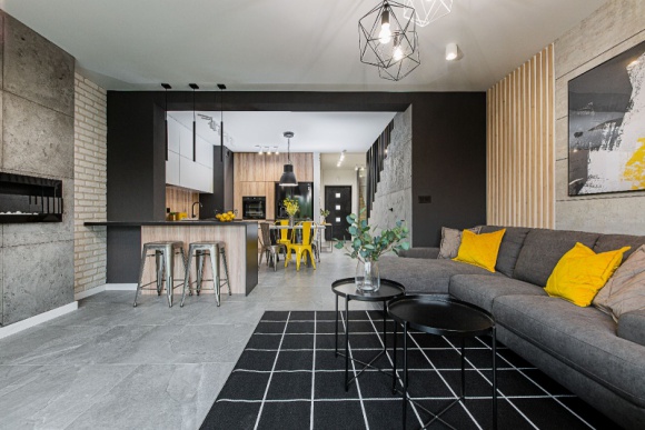 Apartament w stylu soft loft Dom, LIFESTYLE - W latach sześćdziesiątych opuszczone fabryki stanowiły centrum życia bohemy artystycznej. Z racji, że ich mieszkańcy nie mieli zazwyczaj środków na urządzenie tak ogromnych przestrzeni, często pozostawiali postindustrialne budynki w nienaruszonym stanie.