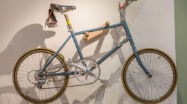 Przechowywanie roweru zimą – jak to zrobić? Dom, LIFESTYLE - Jest zima, więc musi być zimno, a i warunki do jazdy na rowerze mniej sprzyjające. Jeżeli planujesz, by Twój jednoślad zapadł w sen zimowy, stwórz mu do tego dobre warunki – czy to w mieszkaniu czy poza nim.