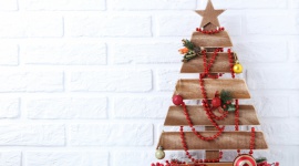Drewniana choinka — wykonanie krok po kroku Dom, LIFESTYLE - Grudzień to czas przystrajania domu świątecznymi gadżetami. W stroikach i innych ozdobach dominują motywy bałwanków, reniferów i prezentów, ale najważniejszym elementem dekoracji jest zawsze choinka. Co zrobić, by w tym roku była wyjątkowa? Wykonaj ją sam!