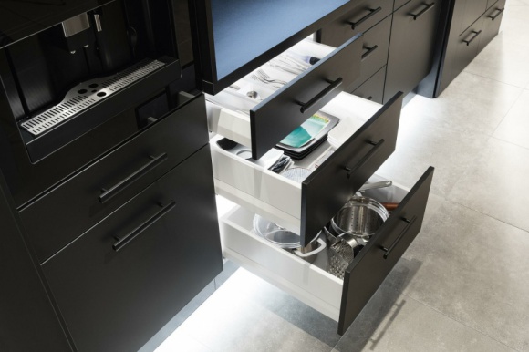 Kuchnia w zgodzie z trendami eko i smart Dom, LIFESTYLE - Dzięki nowoczesnym rozwiązaniom i postępowi technologicznemu, kuchnię smart można stworzyć równie łatwo co kuchnię eko. Firmy takie jak Häfele podążają za światowymi trendami, aby sprostać naszym wymaganiom.