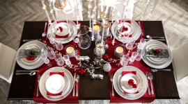 Elegancki stół wigilijny – spędź święta w stylu glamour Dom, LIFESTYLE - Aby nadać wigilijnej kolacji wyjątkowej elegancji i sprawić, że goście poczują dostojny, świąteczny klimat spotkania, udekoruj swój stół w stylu glamour.