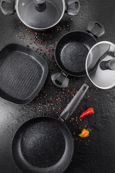 Przyszłość gotowania Dom, LIFESTYLE - Nowa kolekcja garnków i patelni Florina Bono to idealne rozwiązanie dla wszystkich, którzy gotują na płytach indukcyjnych. Wyróżnikiem tych nowoczesnych naczyń jest dno o indukcji pełnopowierzchniowej, wykonane w technologii Full Induction.