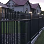 Jaśniej przy ogrodzeniu – Lampy Ogrodzeniowe od Plast-Met Systemy Ogrodzeniowe