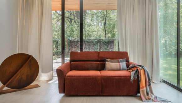 Meble z funkcją spania Dom, LIFESTYLE - Nie każdy dysponuje wystarczająco dużym metrażem, żeby pozwolić sobie na szerokie łóżko. Sporo z nas decyduje się na sofy wyposażone w funkcję spania.