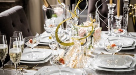 Karnawał z Fyrklӧvern Dom, LIFESTYLE - Karnawał to doskonała okazja, by zaprosić przyjaciół na niepowtarzalne przyjęcie lub uroczystą kolację, którą uświetni wyjątkowa oprawa stołu. Spektakularny efekt zapewnią nam najwyższej jakości, ręcznie zdobione serwisy o niebanalnych kształtach i dekorach marki Fyrklӧvern.