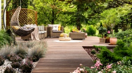 Wszystko o malowaniu drewna na zewnątrz: ekspert radzi Dom, LIFESTYLE - Mokre drewno, opady, zbyt niska lub wysoka temperatura i duża wilgotność powietrza to wrogowie zabezpieczania drewna na zewnątrz. Poznaj powszechne reguły dotyczące malowania tradycyjnymi środkami i dowiedz się, jak obalić te mity, by ułatwić sobie prace w ogrodzie.