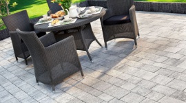 Kupujemy kostkę do ogrodu Dom, LIFESTYLE - Kostka brukowa oraz płyty betonowe to obecnie najbardziej rozpowszechnione materiały do utwardzania nawierzchni wokół budynków. Wybór elementów wykonanych z betonu do budowy ciągów pieszych i jezdnych na naszej posesji jest zatem oczywisty, ale czy to oznacza, że równie prosty?