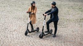 E-hulajnogi Bird wracają do Warszawy BIZNES, Ochrona środowiska - Od 5 marca mieszkańcy Warszawy i goście stolicy ​znów będą mogli korzystać z elektrycznych hulajnóg Bird. Operator wraca do miasta po zimowej przerwie.