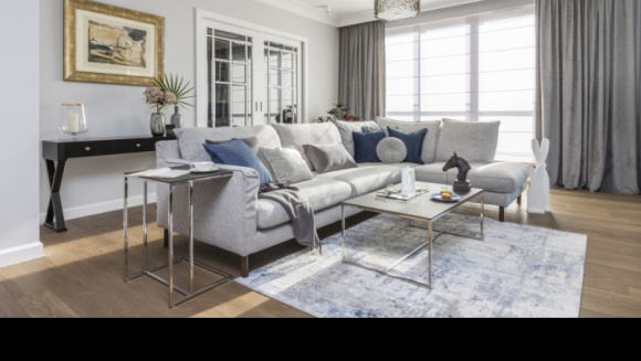 Nowojorska wygoda na co dzień, czyli apartament w stylu Hamptons Dom, LIFESTYLE - Choć nie jest mu obce poczucie luksusu, Hamptons to przede wszystkim styl „do mieszkania”, który sprytnie łączy komfort i nienaganny wygląd. Tego właśnie oczekiwali inwestorzy – para w średnim wieku z dorastającym synem.