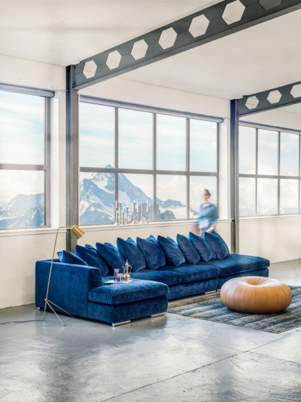 MTI-Furninova - Classic Blue Dom, LIFESTYLE - Ponadczasowy, elegancki, ale nie pozbawiony wyrazu – taki jest kolor roku 2020 Classic Blue, który doskonale sprawdza się w aranżacji wnętrz. Doskonale wie o tym producent mebli tapicerowanych MTI-Furninova.