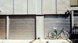 Mieszkanie z garażem - ile kosztuje i czy się opłaca Dom, LIFESTYLE - Planujesz zakup mieszkania z rynku pierwotnego? Wielu deweloperów oprócz samego lokalu mieszkalnego oferuje także możliwość zakupu części dodatkowych - np. miejsca parkingowego lub garażu.