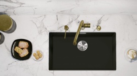 Elegancka kuchnia: czerń w roli głównej Dom, LIFESTYLE - Ponadczasowa czerń używana jest do tworzenia pięknego wzornictwa nie tylko w branży mody, ale także projektowania wnętrz, w tym bardzo wymagającej strefy kuchni. Nie trzeba od razu decydować się na „total black look”, bo przy mniejszym metrażu taka kombinacja bywa przytłaczająca.