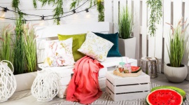 Aranżacja balkonu i tarasu – majówka pod hasłem #stayhome Dom, LIFESTYLE - Majówka w domu również może być udana – zadbaj o właściwą aranżację swojego balkonu, tarasu lub ogrodu i ciesz się relaksem na świeżym powietrzu we własnym kącie. Aby przestrzeń była klimatyczna i sprzyjała odpoczynkowi, wyposaż ją w praktyczne i stylowe akcesoria oraz dekoracje.