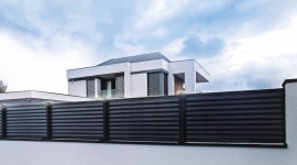 Bezpiecznie, kameralnie i z klasą - Nowoczesne Ogrodzenie Frontowe Beryl Dom, LIFESTYLE - Wybierając ogrodzenie posesji często kierujemy się upodobaniami estetycznymi. Tymczasem niemniej istotna jest funkcjonalność. W przypadku modelu Beryl firmy Plast-Met Systemy Ogrodzeniowe idzie ona w parze z atutami wizualnymi.