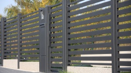 Stawiasz ogrodznie? Sprawdź jak robić to zgodnie z prawem Dom, LIFESTYLE - Wybór ogrodzenia otaczającego działkę stanowi indywidualną decyzję inwestora podejmowaną zgodnie z estetycznymi i funkcjonalnymi upodobaniami. Są jednak sytuacje, w których budowę ogrodzenia regulują przepisy prawa.