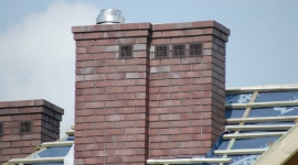 Budujesz dom? Sprawdź czym kierować się przy wyborze systemu kominowego Dom, LIFESTYLE - Komin jest nieodłączną częścią domu. Mimo że w codziennej eksploatacji budynków często się o nim zapomina, stanowi on niezbędny element większości systemów ogrzewania.