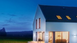 Inteligentne oświetlenie wokół domu Dom, LIFESTYLE - Inteligentne oświetlenie montuje się nie tylko wewnątrz domu. Nowoczesne rozwiązania pozwalają w oszczędny i kontrolowany sposób oświetlić elewacje, podjazdy, alejki i rośliny w ogrodzie.