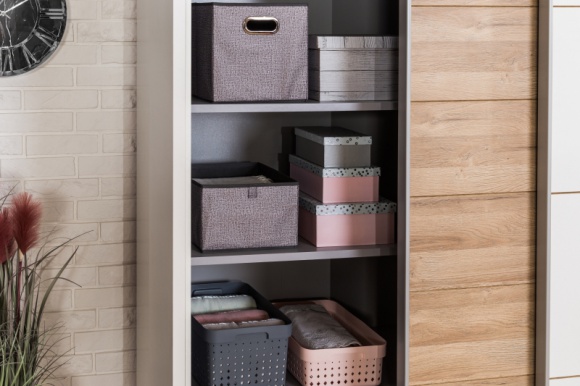 Wiosenna harmonia w domu – sposoby na porządek i właściwą organizację Dom, LIFESTYLE - Wiosna to czas kojarzący się ze świeżością, energią i harmonią. Warto zadbać, by były one odczuwalne także w czterech kątach. Aby uporządkować przestrzeń, pomocne będą funkcjonalne rmeble oraz praktyczne organizery i akcesoria.