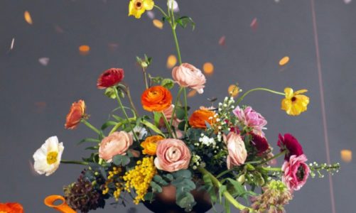 Bukiet kwiatów dla Mamy z praktyczną niespodzianką