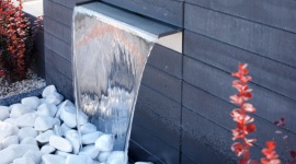 Fontanna czyli kawałek raju w ogrodzie Dom, LIFESTYLE - Ogród to miejsce, w którym w pogodne dni odpoczywamy po dniu pracy, spotykamy się z rodziną i przyjaciółmi. Warto więc pomyśleć o stworzeniu w nim prawdziwej enklawy spokoju z kojącą zmysły fontanną.