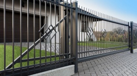 Przesuwna czy dwuskrzydłowa - jaką bramę wjazdową wybrać? Dom, LIFESTYLE - Brama wjazdowa nie tylko musi wizualnie pasować do ogrodzenia, ale przede wszystkim powinna być niezawodna i wygodna w obsłudze. Jedną z decyzji, jakie musimy podjąć przy jej wyborze, jest sposób otwierania. Co wziąć pod uwagę, aby dopasować ją do działki i własnych potrzeb?