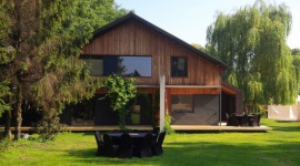 Ochrona budynku przed słońcem. Sprawdź, co radzi architekt Dom, LIFESTYLE - Co za dużo, to niezdrowo – jak się okazuje dotyczy to również naturalnego światła, którego nadmiar w okresie letnim może powodować przegrzanie wnętrza domu. Jak optymalnie korzystać z dobrodziejstwa słońca? Zobaczcie, co radzą architekci pracowni projektowej Jankowski i Opyrchał.