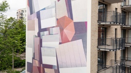 Mural o niezwykłym warszawskim bazarze gotowy. Ma aż 260 mkw. Dom, LIFESTYLE - Po 12 sesjach malarskich trwających do 10 godzin każda pamiątkowy mural na Nowej Pradze został ukończony. Jest wspomnieniem kultowego targowiska, wymalowanym na ścianie Stalowej 39 przez znanego artystę Daniela „Chazme” Kalińskiego.